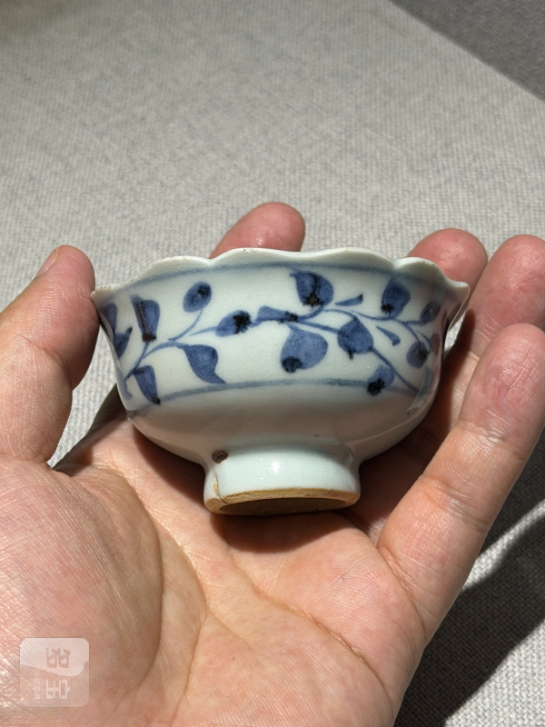 元 青花荷塘鸳鸯纹菱口盘及花口杯一套 - 图3